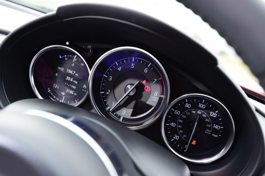 Панель приборов Mazda MX-5 RF 2017 года  (UK) (фото 32 из 40)